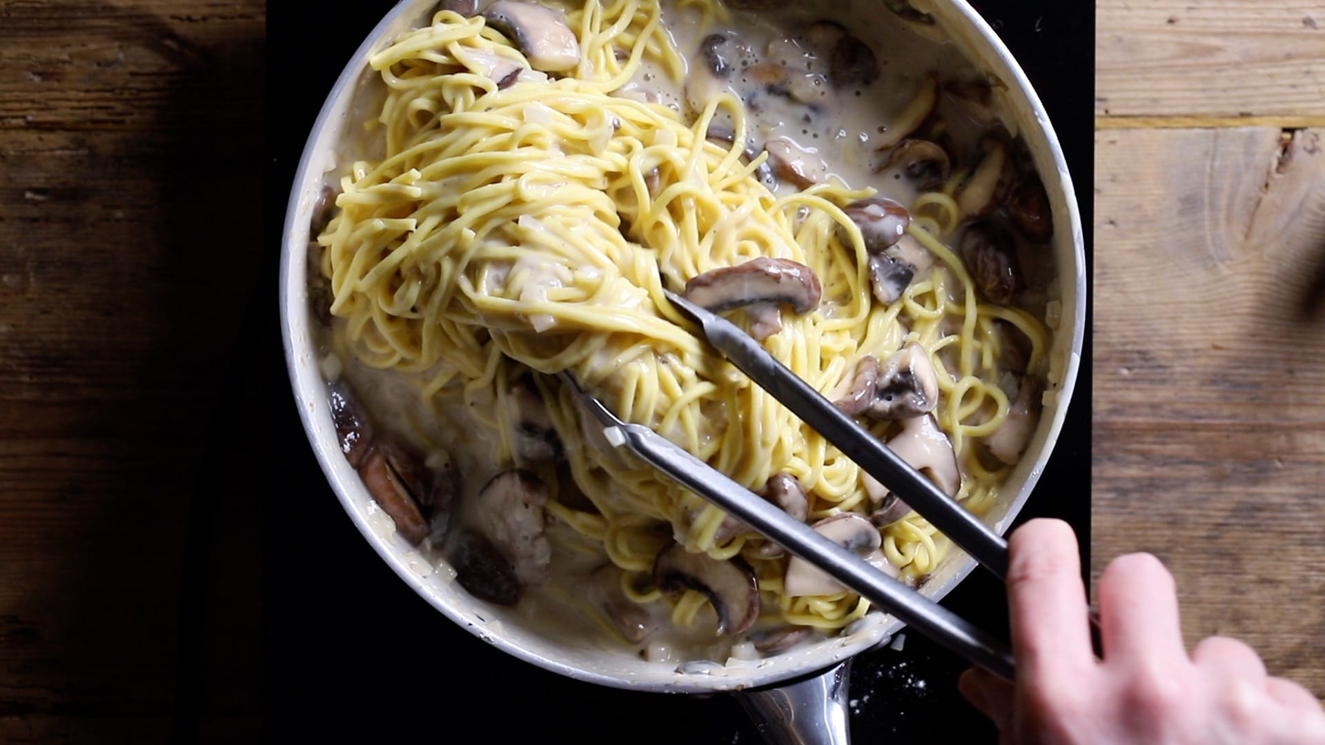 add cooked spaghetti and stir to fully coat in sauce add cooked spaghetti and stir to fully coat in sauce